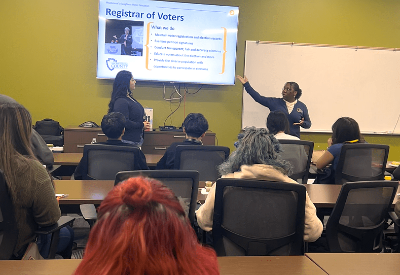 dos mujeres presentándose para la divulgación